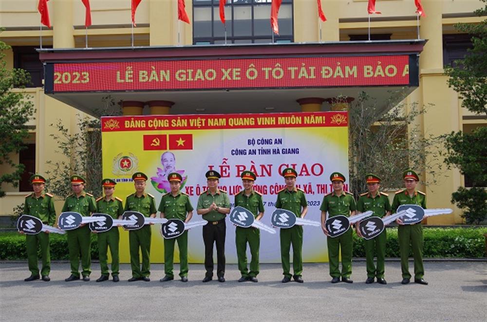 Đại tá Hoàng Văn Mạnh, Phó Giám đốc Công an tỉnh Hà Giang trao chìa khóa xe cho 30 đồng chí chỉ huy Công an các xã, thị trấn.