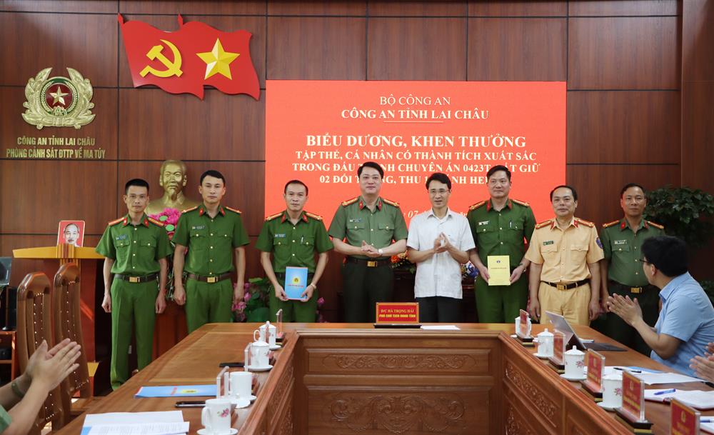 Đồng chí Hà Trọng Hải, Phó Chủ tịch Ủy ban nhân dân tỉnh Lai Châu biểu dương lực lượng tham gia phá án.