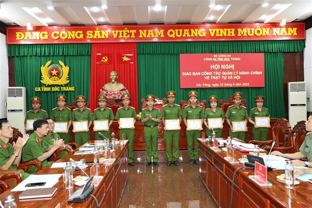 Đại tá Trần Văn Hòa trao Giấy khen tặng các tập thể và cá nhân có thành tích xuất sắc trong công tác cấp CCCD.