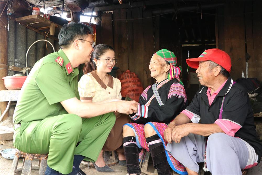 Lãnh đạo Công an thành phố Lai Châu trò chuyện cùng gia đình ông Súa, bà Tùng.