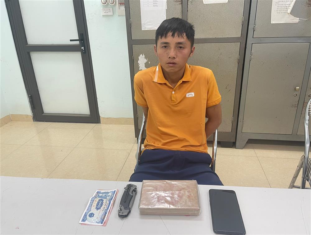 Đối tượng Dương Văn Nam cùng tang vật.