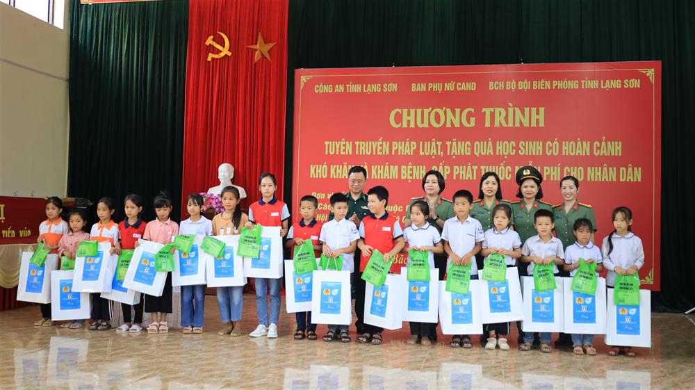 Lãnh đạo Cục Công tác đảng và công tác chính trị, Công an tỉnh Lạng Sơn, các Hội Phụ nữ Cụm thi đua số 5 Bộ Công an tặng quà các em học sinh có hoàn cảnh khó khăn.