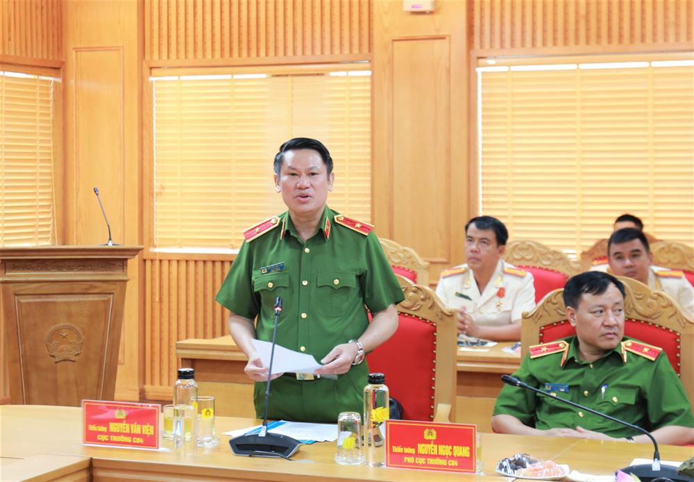 Thiếu tướng Nguyễn Văn Viện, Cục trưởng Cục CSĐT tội phạm về ma túy báo cáo tại chương trình gặp mặt.