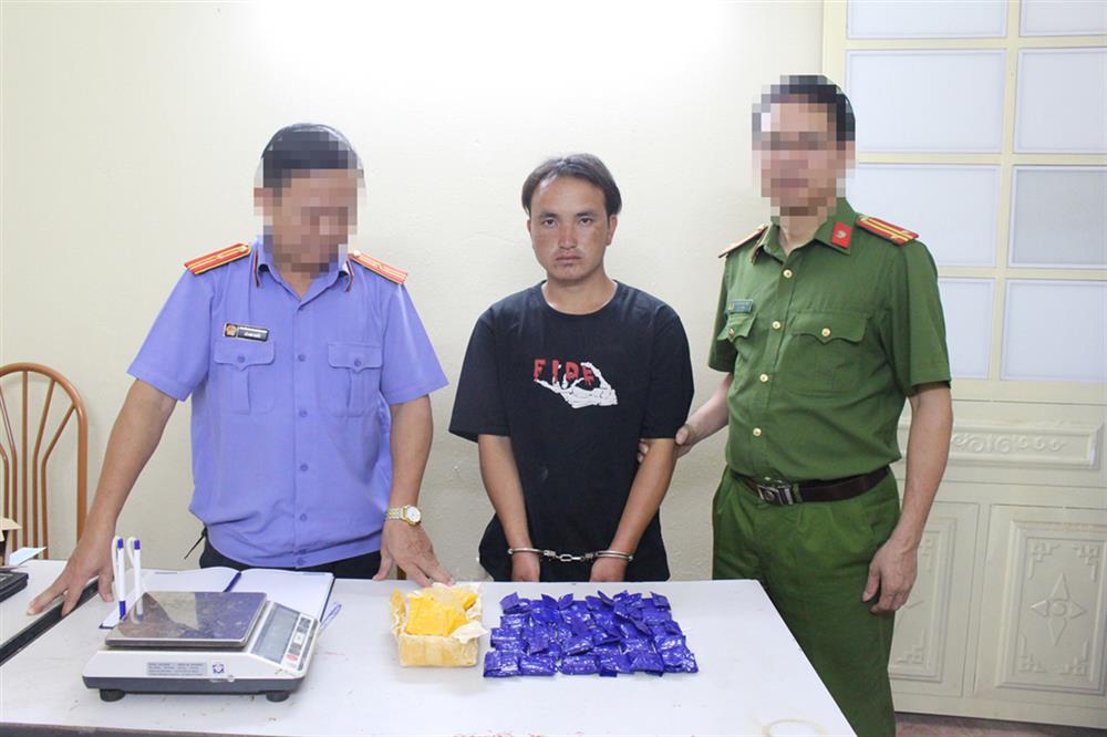 Đối tượng Giàng A Mua cùng tang vật.