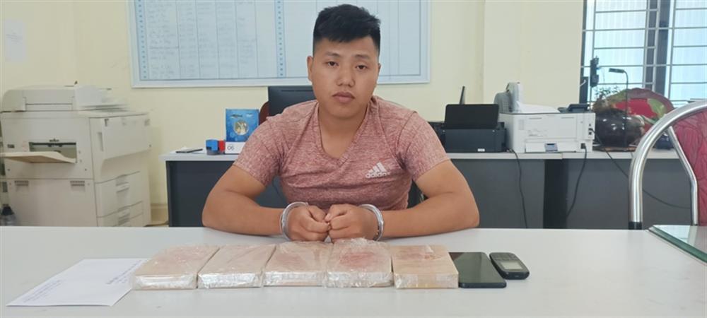 Đối tượng Tráng A Súa cùng tang vật.