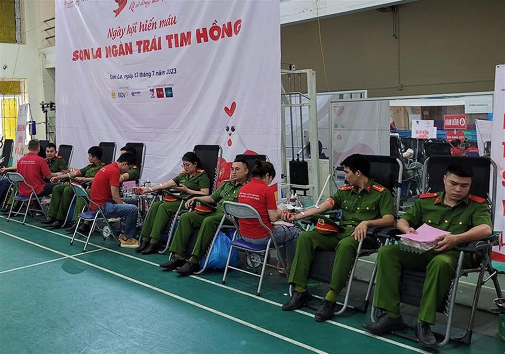 Cán bộ, chiến sỹ Công an tỉnh Sơn La tham gia chương trình hiến máu tình nguyện “Hành trình đỏ”.