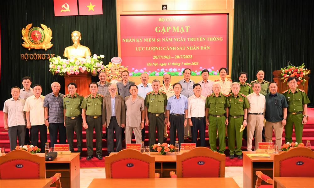 Bộ trưởng Tô Lâm cùng các đại biểu dự buổi gặp mặt.