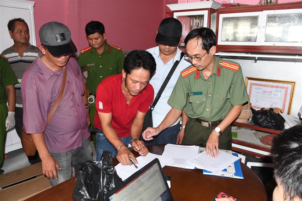 Cơ quan An ninh điều tra Công an tỉnh Trà Vinh thi hành Lệnh bắt tạm giam bị can đối với Tô Hoàng Chương.