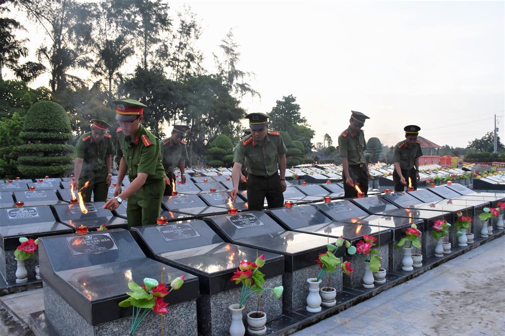 Đoàn viên, thanh niên Công an tỉnh Bạc Liêu thắp nến tri ân tại Nghĩa trang liệt sĩ tỉnh.