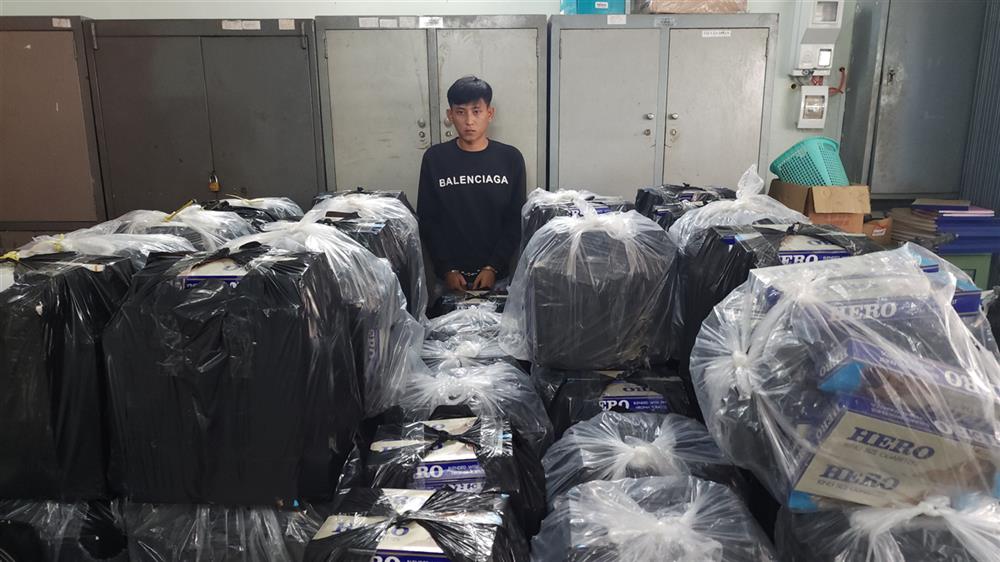 Đối tượng Nguyễn Thanh Tuấn cùng tang vật.