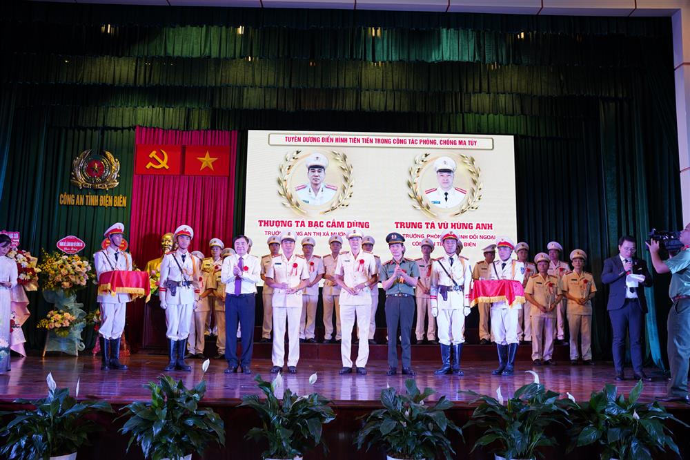 Đồng chí Trần Quốc Cường, Ủy viên Trung ương Đảng, Bí thư Tỉnh ủy Điện Biên trao biểu trưng tặng các điển hình tiên tiến.
