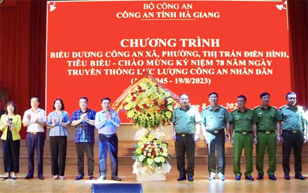 Quyền Bí thư Tỉnh ủy Nguyễn Mạnh Dũng trao lẵng hoa chúc mừng tặng Công an tỉnh.