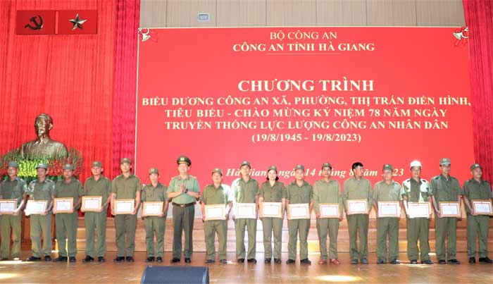 Lãnh đạo Công an tỉnh Hà Giang trao Giấy khen của Công an tỉnh tặng các Công an viên bán chuyên trách.