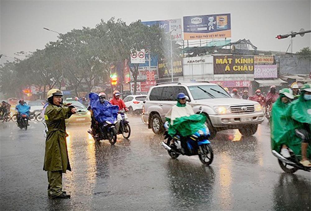 Lực lượng CSGT bảo đảm trật tự, an toàn giao thông, giúp đỡ, hỗ trợ nhân dân trong mùa mưa bão.