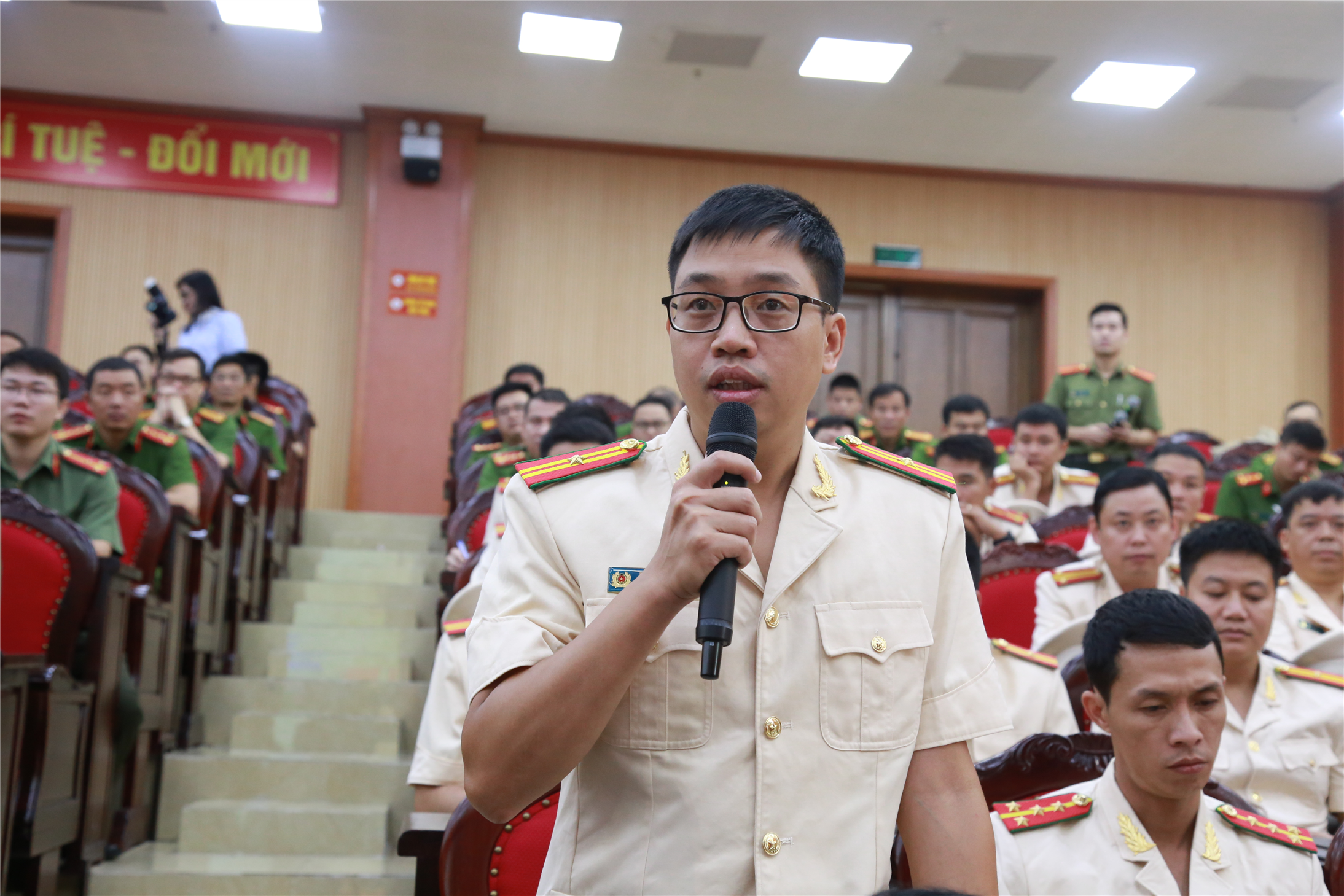 Các ý kiến được trao đổi tại buổi đối thoại.