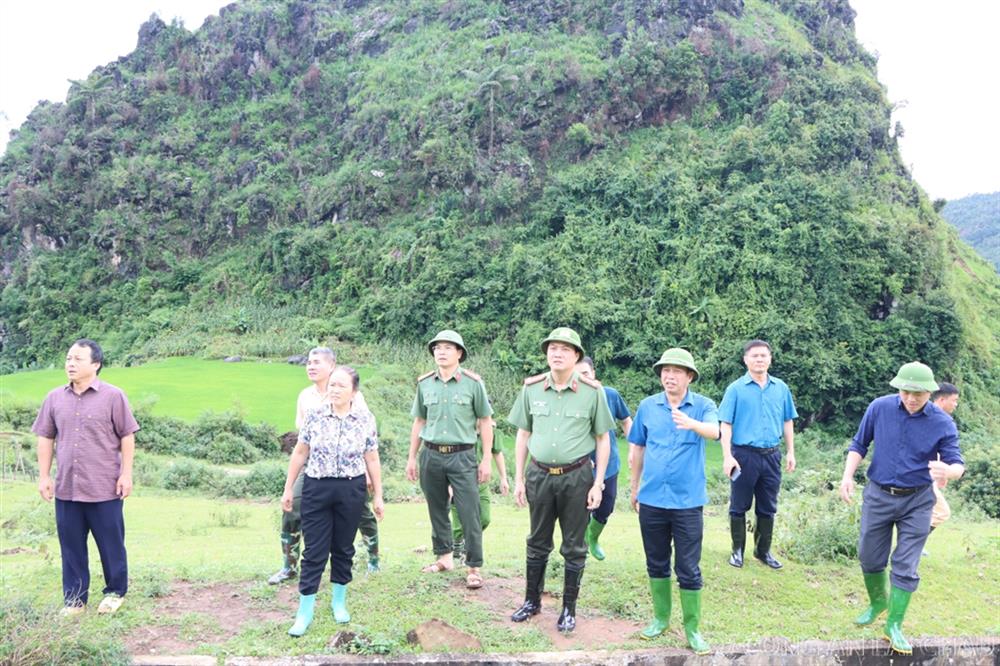 Đại tá Nguyễn Viết Giang chỉ đạo công tác ứng phó với mưa lũ trên địa bàn xã Tà Mung, huyện Than Uyên.