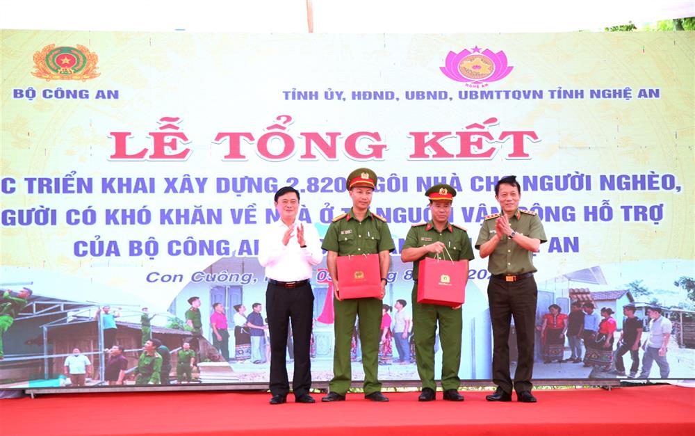 Thứ trưởng Lương Tam Quang và Bí thư Tỉnh uỷ Nghệ An Thái Thanh Quý trao quà của Bộ trưởng Tô Lâm tặng Công an huyện Con Cuông và Công an xã Châu Khê.