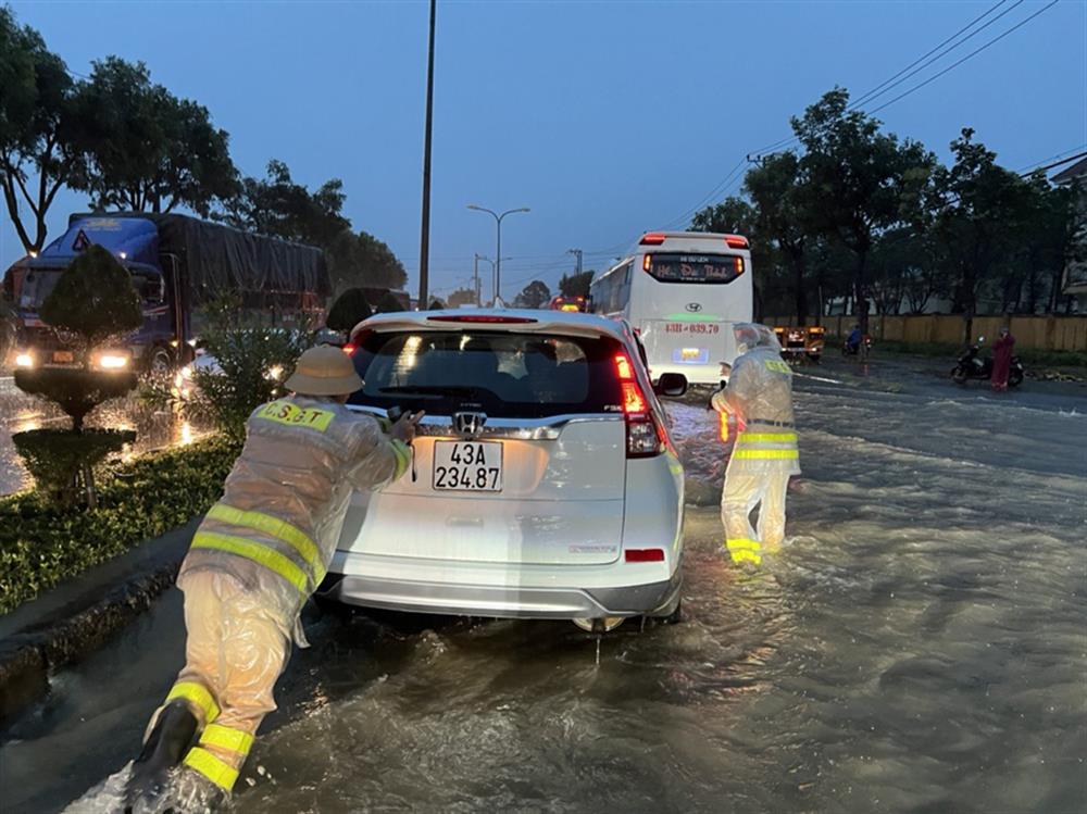 Lực lượng CSGT hỗ trợ các phương tiện mùa mưa lũ.