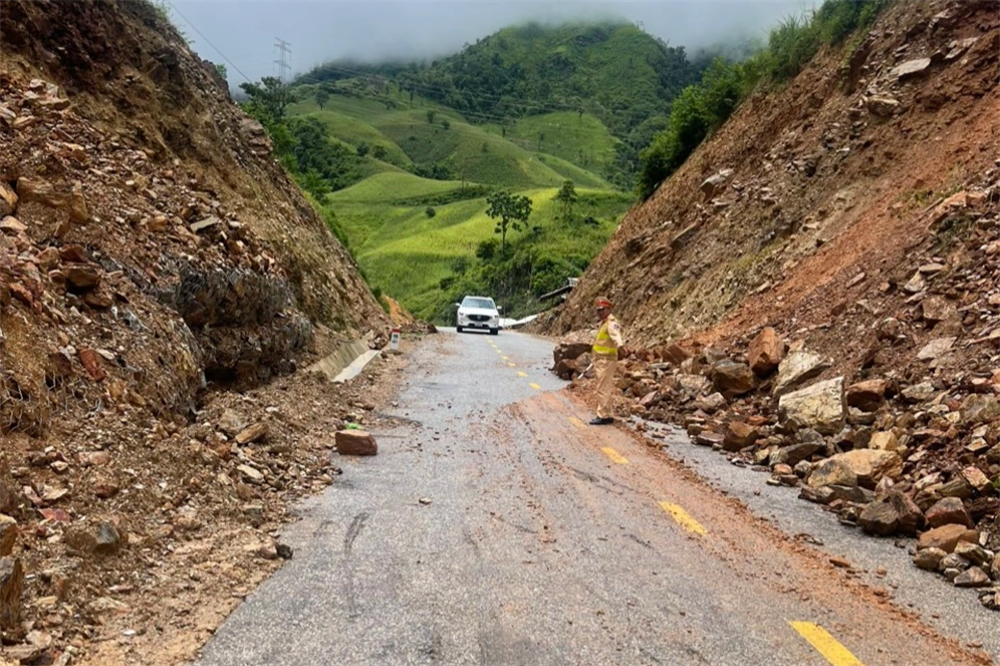 Tại km 421, quốc lộ 6 thuộc huyện Tuần Giáo, tỉnh Điện Biên, do mưa lớn kéo dài khiến hai bên đường bị sạt lở.