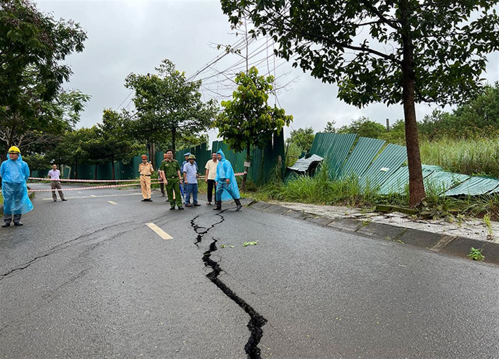 Công an tỉnh Đắk Nông cùng với các lực lượng chức năng kiểm tra khu vực xảy ra nứt gãy.