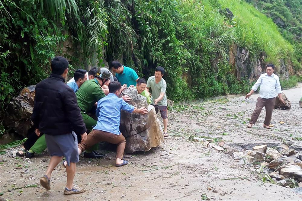 Lực lượng Công an cùng người dân dọn dẹp hiện trường. 