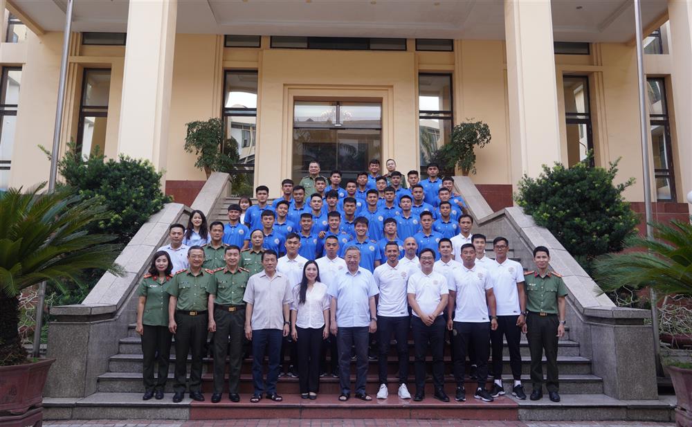 Bộ trưởng Tô Lâm cùng các đại biểu và tập thể CLB bóng đá PVF – CAND.