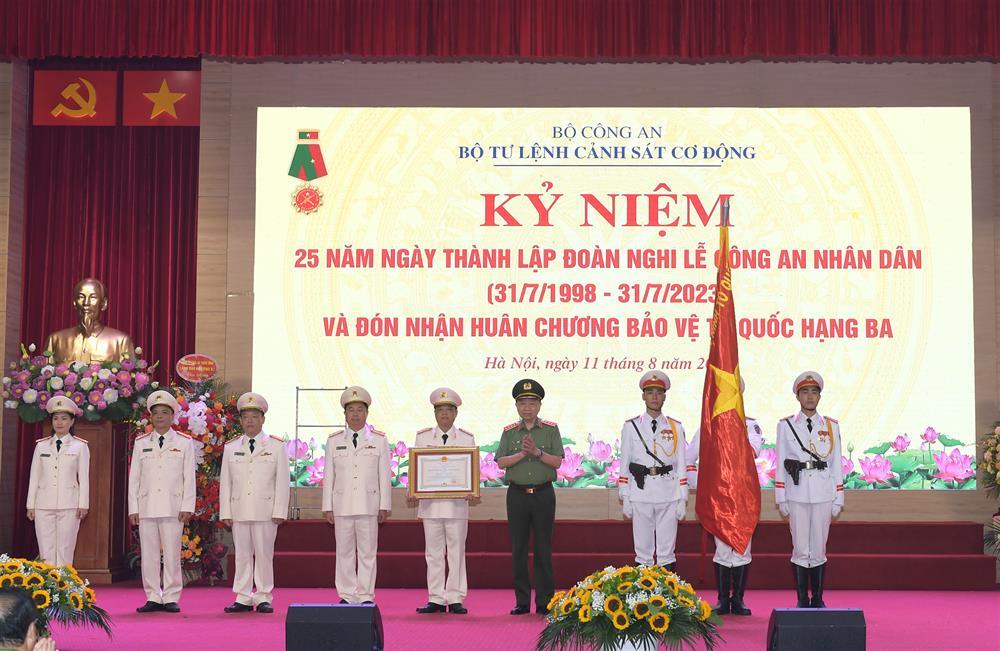 Thừa ủy quyền, Bộ trưởng Tô Lâm trao Huân chương Bảo vệ Tổ quốc hạng Ba tặng Đoàn Nghi lễ CAND.