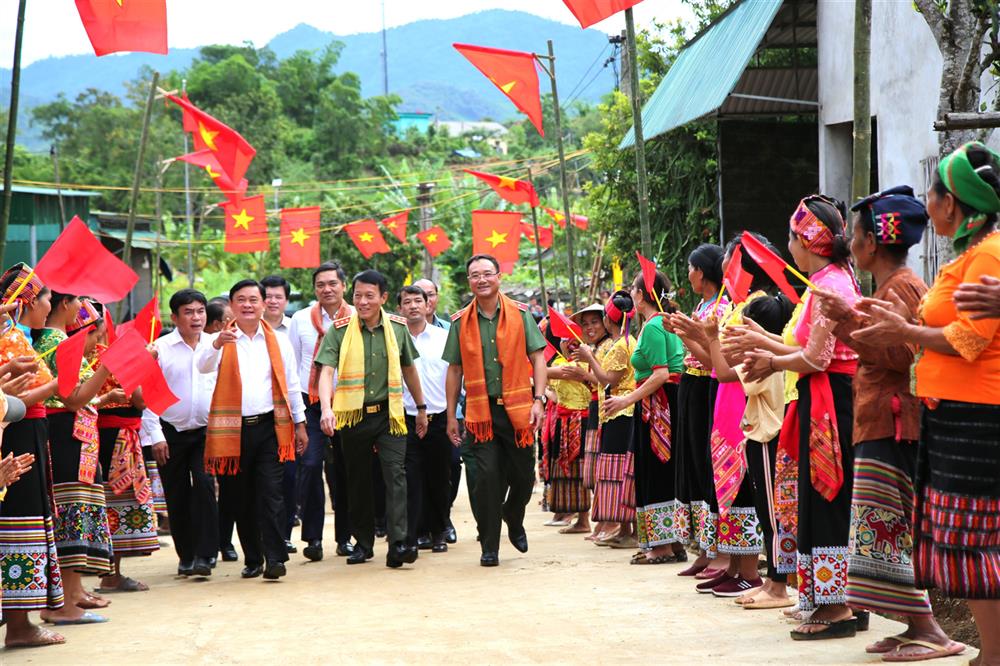 Các đồng chí lãnh đạo Bộ Công an và tỉnh Nghệ An về chung vui với bà con nhân dân xã Châu Khê, huyện Con Cuông.
