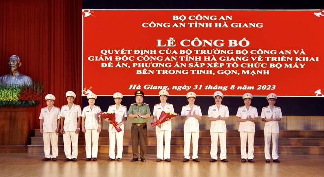 Đại tá Phan Huy Ngọc, Bí thư Đảng ủy, Giám đốc Công an tỉnh Hà Giang tặng hoa chúc mừng lãnh đạo đại diện các đơn vị sáp nhập; trao các quyết định điều động và bổ nhiệm lãnh đạo một số đơn vị, Công an các huyện, thành phố.