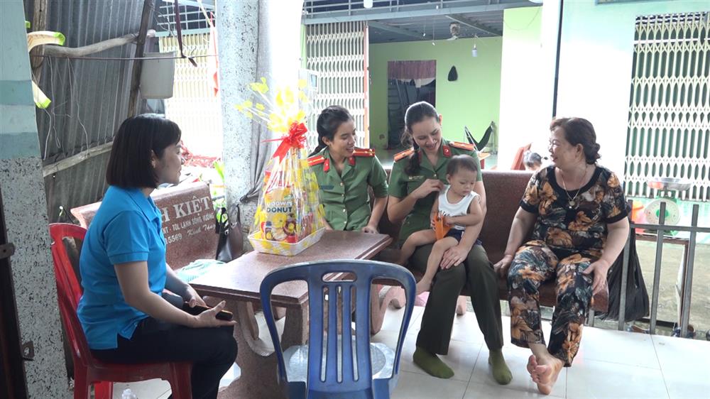 Hội Phụ nữ Công an huyện Cái Nước đã nhận hỗ trợ, đỡ đầu và nuôi dưỡng bé Huỳnh Ngọc Vân.