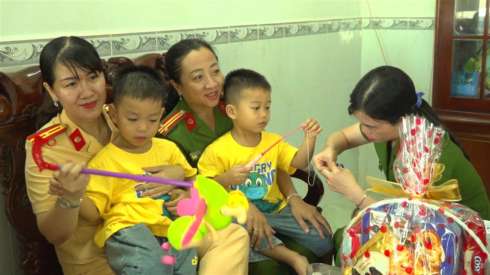 Hội Phụ nữ Khối Cảnh sát nhân dân thường xuyên đến thăm, tặng quà hai cháu Phan Nhật Khang và Phan Nhật Hào.