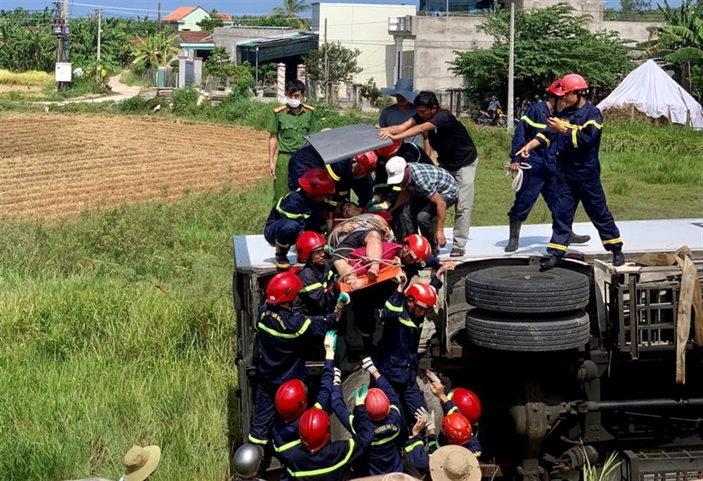 Lực lượng Cảnh sát PCCC & CNCH sử dụng cáng để đưa nạn nhân ra ngoài.