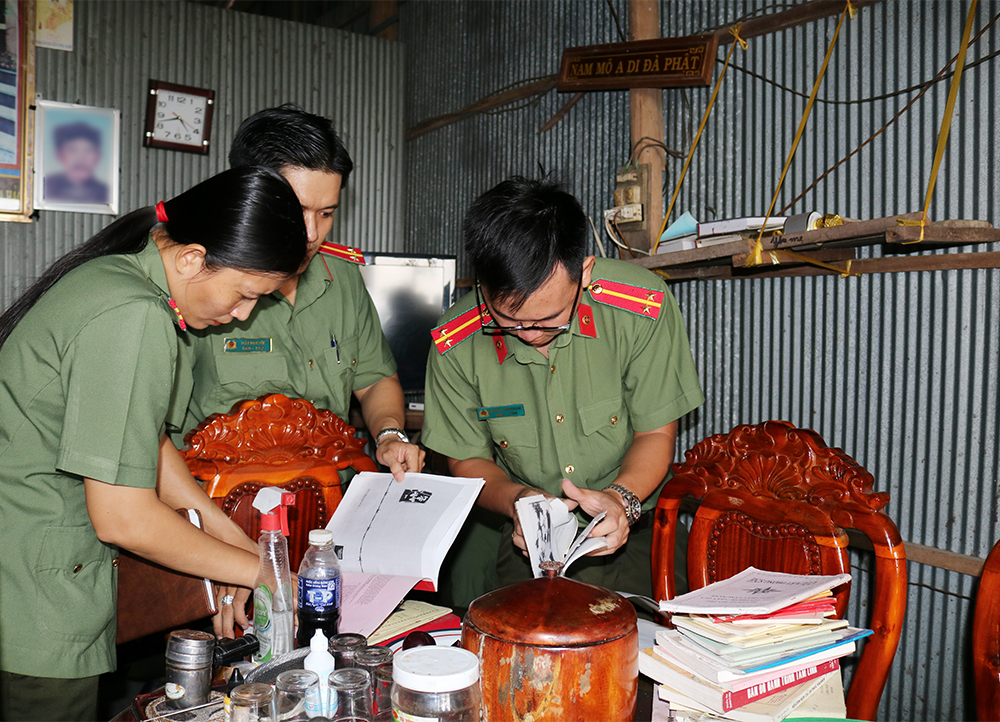 Lực lượng Công an khám xét nơi ở của Nguyễn Hoàng Nam.