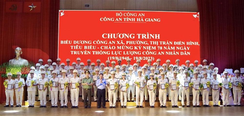 Quyền Bí thư Tỉnh ủy Hà Giang Nguyễn Mạnh Dũng cùng các đại biểu và 78 gương mặt đại diện cho các tập thể, cá nhân lực lượng Công an xã, phường, thị trấn tiêu biểu.