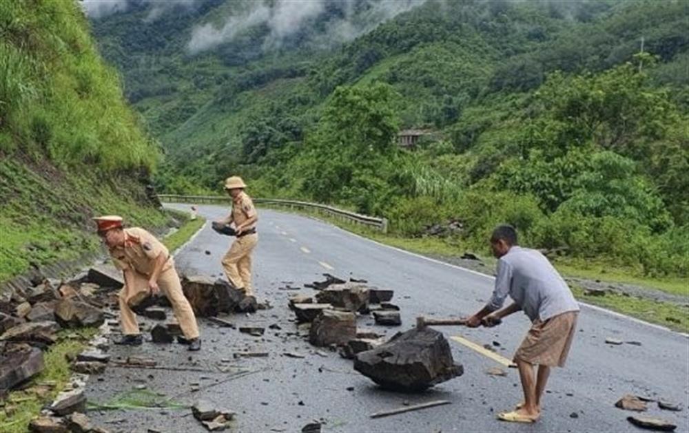 Cán bộ, chiến sỹ Phòng Cảnh sát giao thông Công an tỉnh Lai Châu khắc phục những tuyến đường có đá rơi