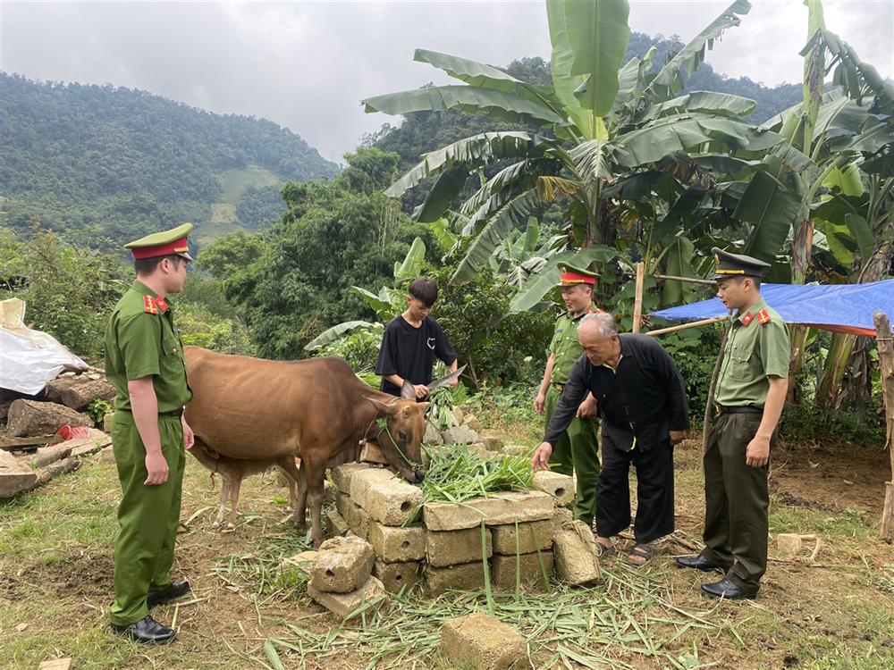 Lực lượng Công an sâu sát cơ sở, tuyên truyền pháp luật tới người dân.