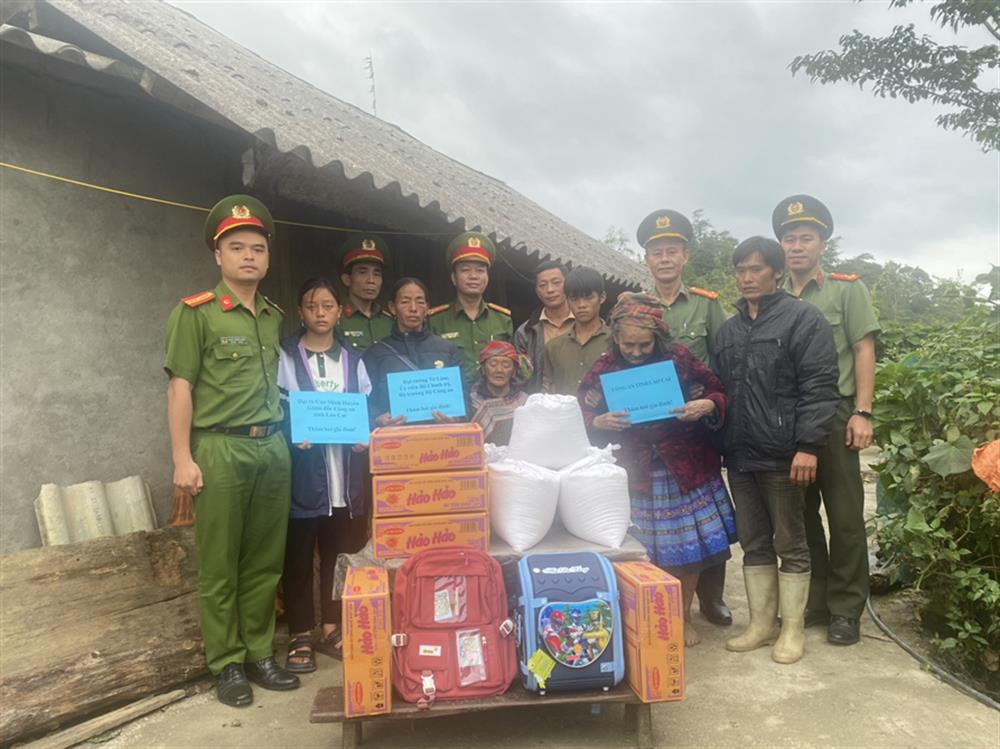 Được sự ủy quyền của Bộ trưởng Bộ Công an, sự chỉ đạo của Giám đốc Công an tỉnh Lào Cai, Đoàn Công tác của Công an tỉnh Lào Cai đã đến thăm hỏi và trao quà của đồng chí Bộ trưởng và Giám đốc Công an tỉnh tặng gia đình chị Thào Cha.