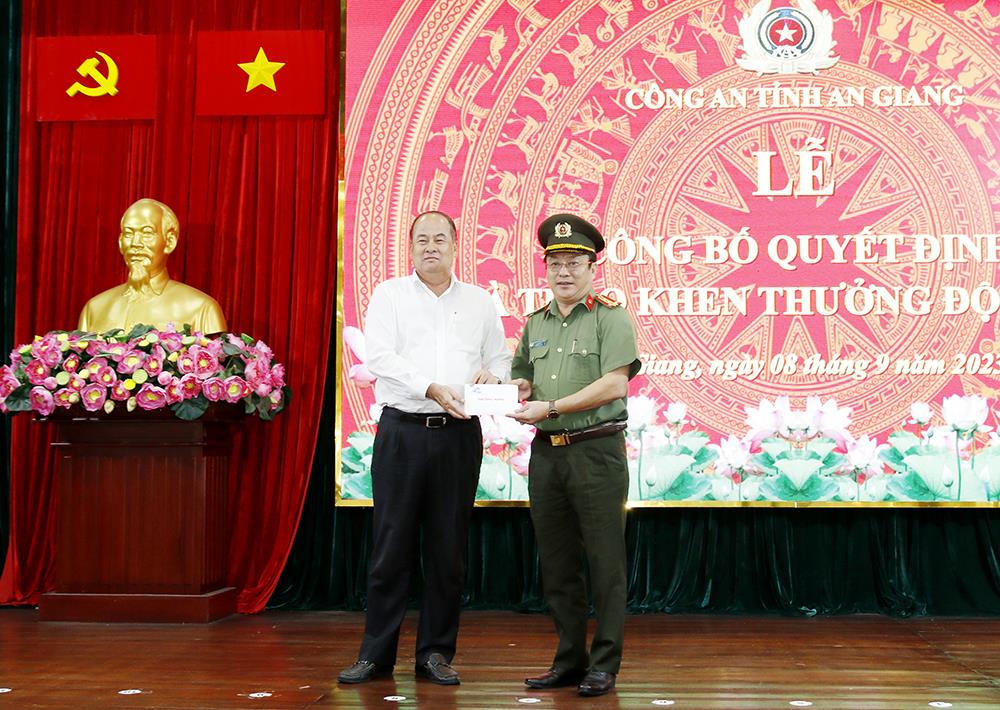 Đồng chí Nguyễn Thanh Bình, Chủ tịch Ủy ban nhân dân tỉnh An Giang trao thưởng lực lượng tham gia điều tra, truy xét vụ án.