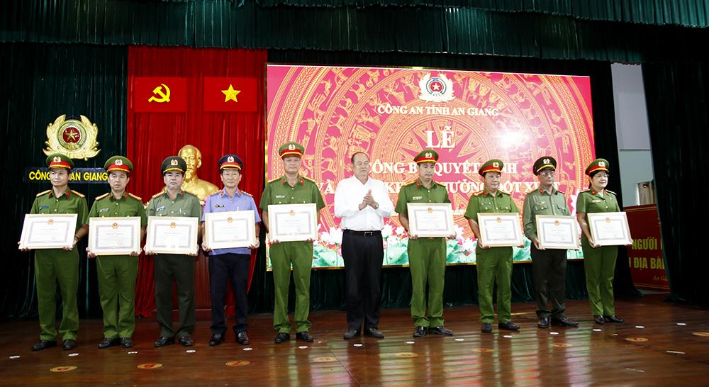 Chủ tịch UBND tỉnh trao Bằng khen tặng các tập thể, cá nhân xuất sắc.
