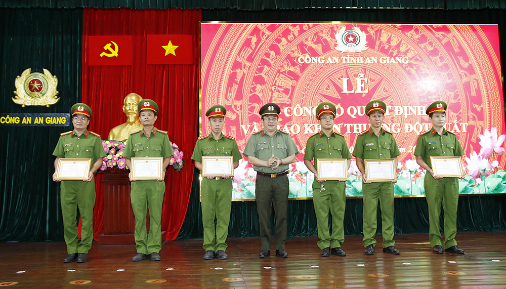 Đại tá Lâm Phước Nguyên – Giám đốc Công an tỉnh trao Giấy khen tặng các cá nhân có thành tích xuất sắc