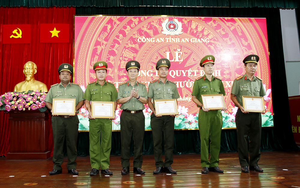 Đại tá Lê Phú Thạnh – Phó Giám đốc Công an tỉnh trao Giấy khen cho các cá nhân có thành tích xuất sắc.