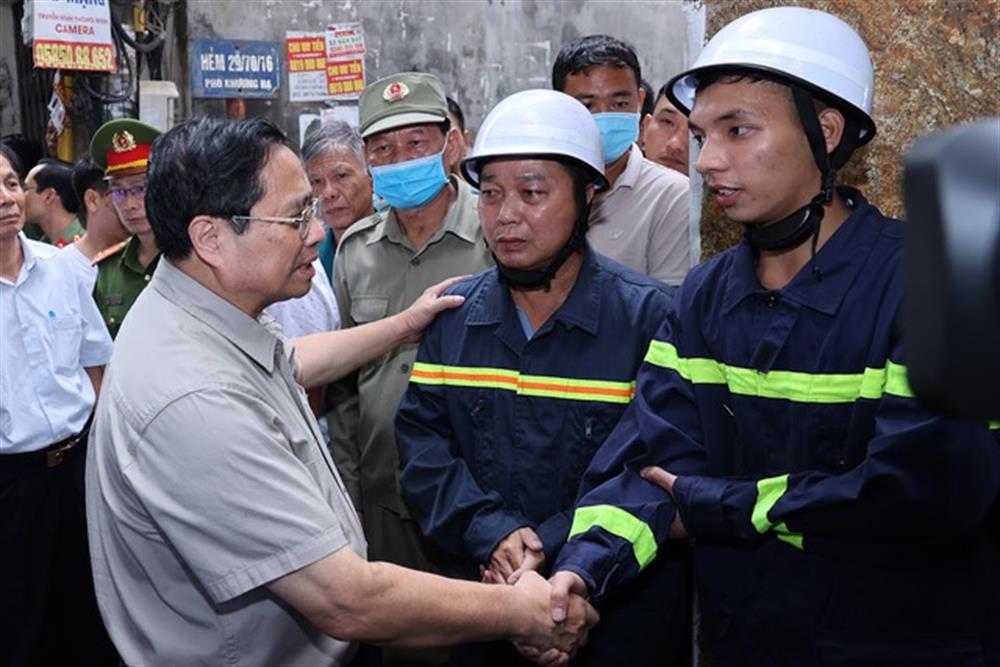 Thủ tướng biểu dương lực lượng cảnh sát phòng cháy chữa cháy đã có mặt ngay sau khi nhận được thông tin, khẩn trương triển khai công tác chữa cháy, khắc phục hậu quả