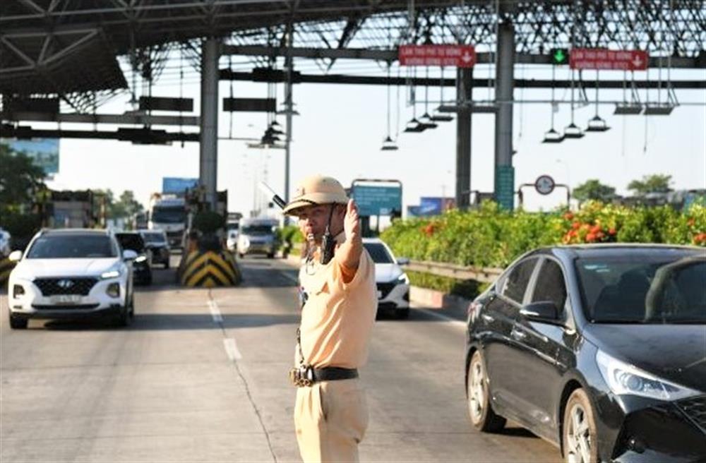 Lực lượng Cảnh sát giao thông đảm bảo trật tự, an toàn giao thông trên các tuyến giao thông.