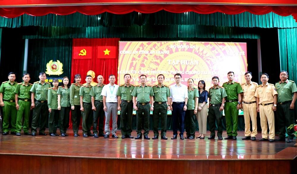Các đại biểu cùng đại diện học viên thuộc Công an các đơn vị, địa phương.