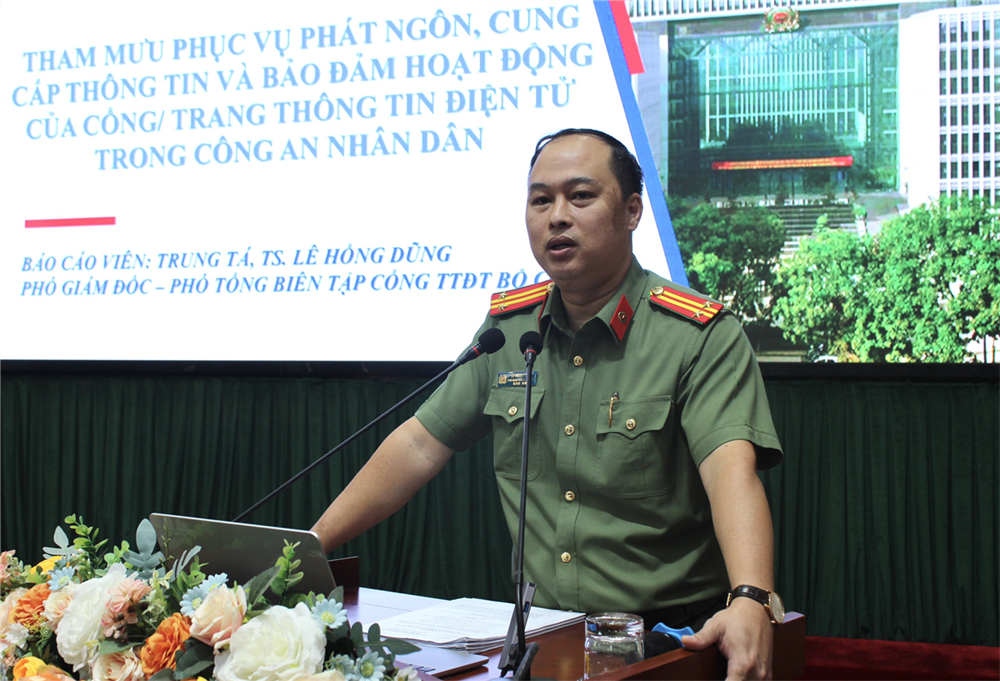 Trung tá Lê Hồng Dũng, Phó Giám đốc Cổng Thông tin điện tử Bộ Công an trình bày một số chuyên đề.