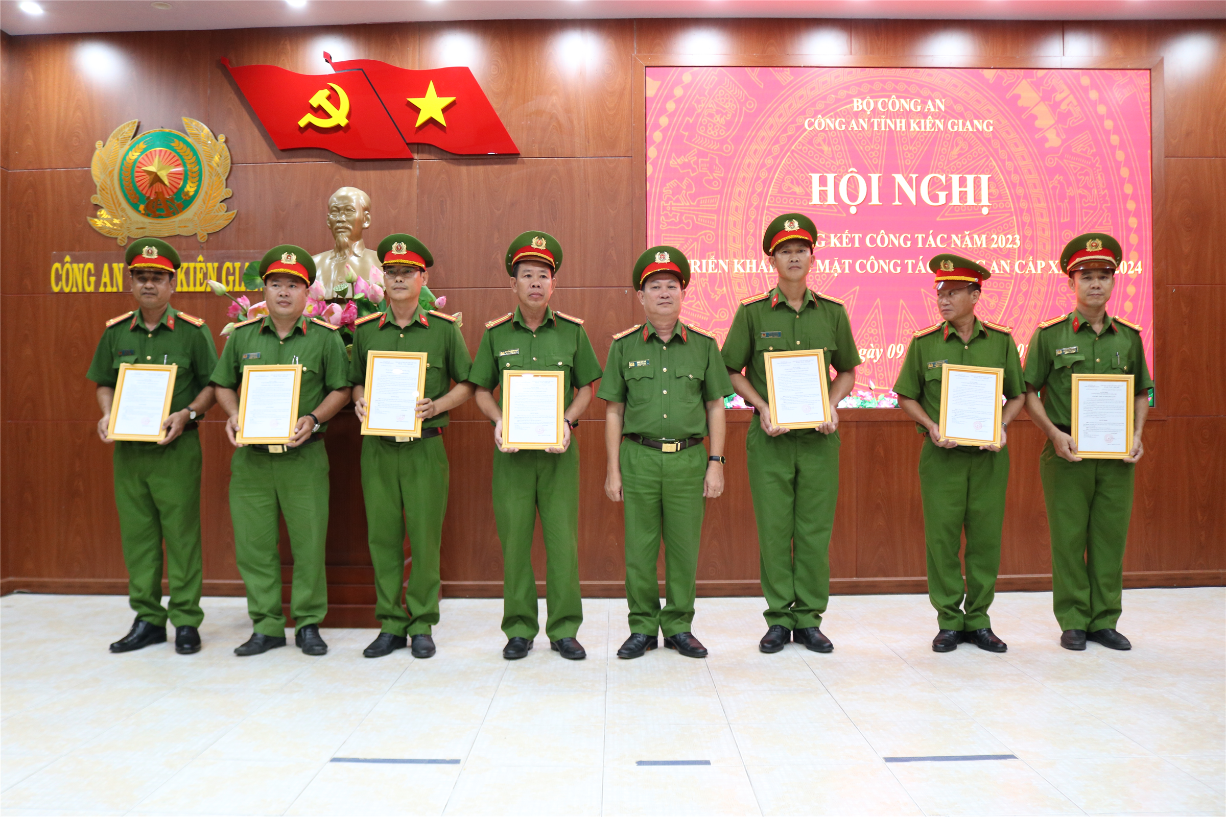 Đại tá Diệp Văn Thế, Phó Giám đốc Công an tỉnh trao Quyết định bổ nhiệm điều tra viên Công an cấp xã.