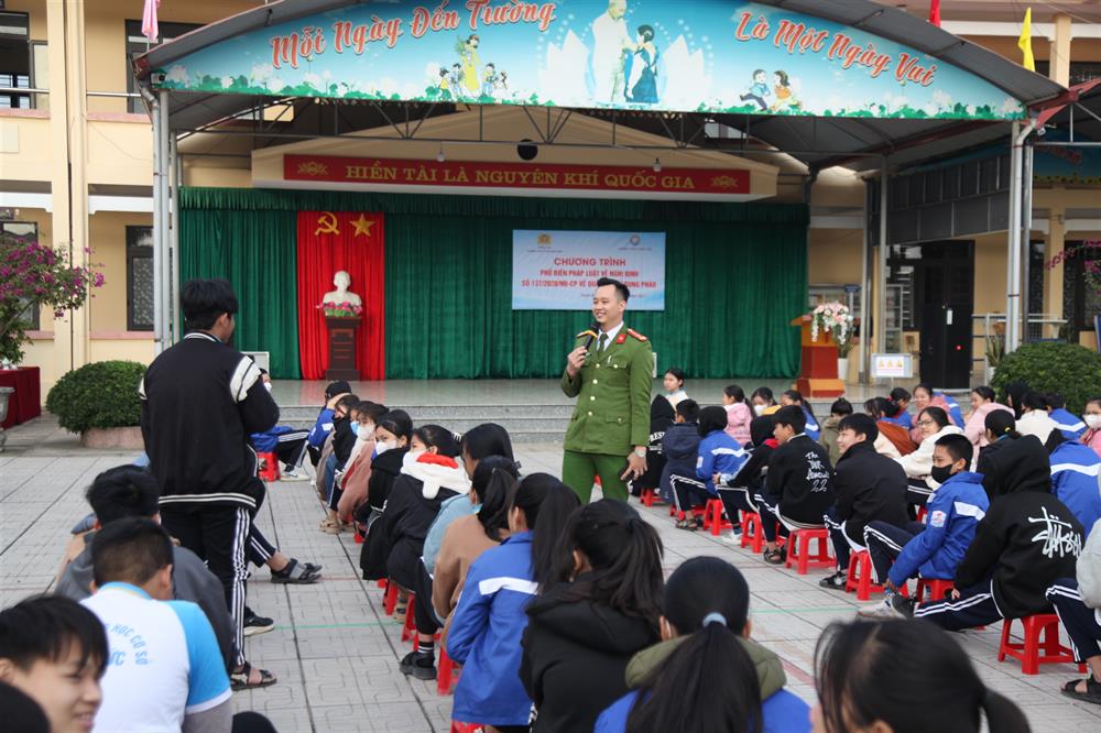 Công an thành phố Thái Nguyên tuyên truyền phổ biếnpháp luật về pháo cho học sinh Trường THCS Thịnh Đức.