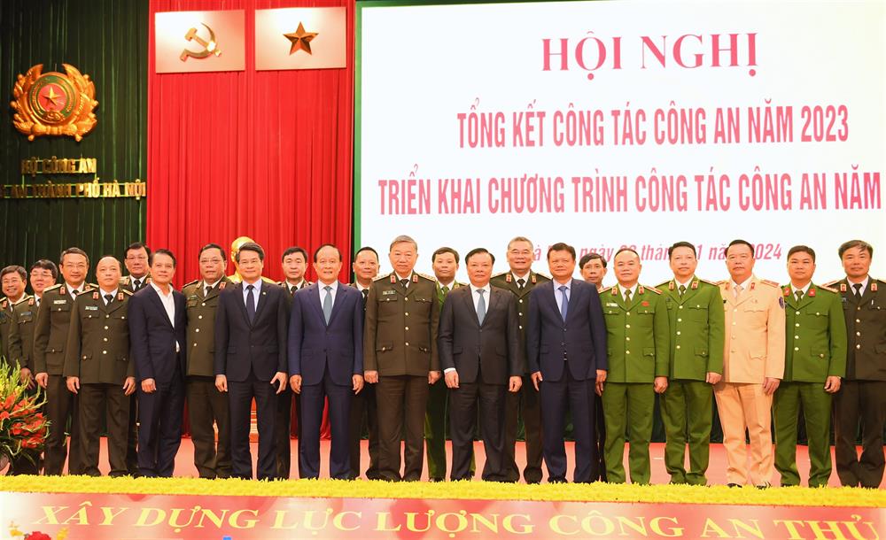 Bộ trưởng Tô Lâm cùng các đại biểu chụp ảnh lưu niệm.