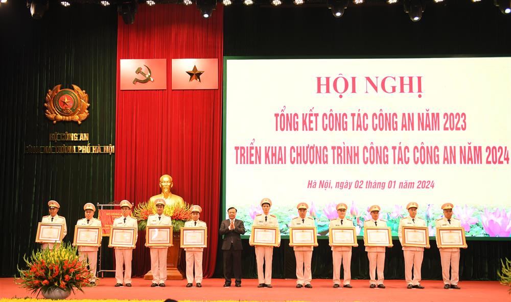 Thừa ủy quyền của Thủ tướng Chính phủ, đồng chí Đinh Tiến Dũng, Bí thư Thành ủy Hà Nội trao Bằng khen của Thủ tướng Chính phủ tặng 03 tập thể và 08 cá nhân.