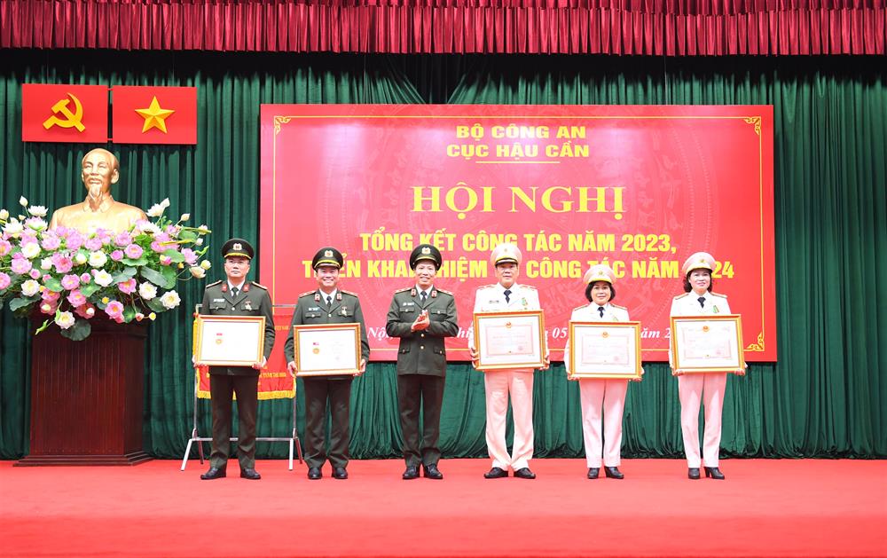 1. Thừa uỷ quyền, Thứ trưởng Lê Văn Tuyến trao Huân chương Bảo vệ Tổ quốc hạng Nhì tặng Thiếu tướng Lê Văn Hải, nguyên Cục trưởng Cục Hậu cần; trao Huân chương Bảo vệ Tổ quốc hạng Ba tặng các cá nhân; trao Kỷ niệm chương “Vì sự nghiệp ngành Tổ chức nhà nước” tặng các cá nhân.